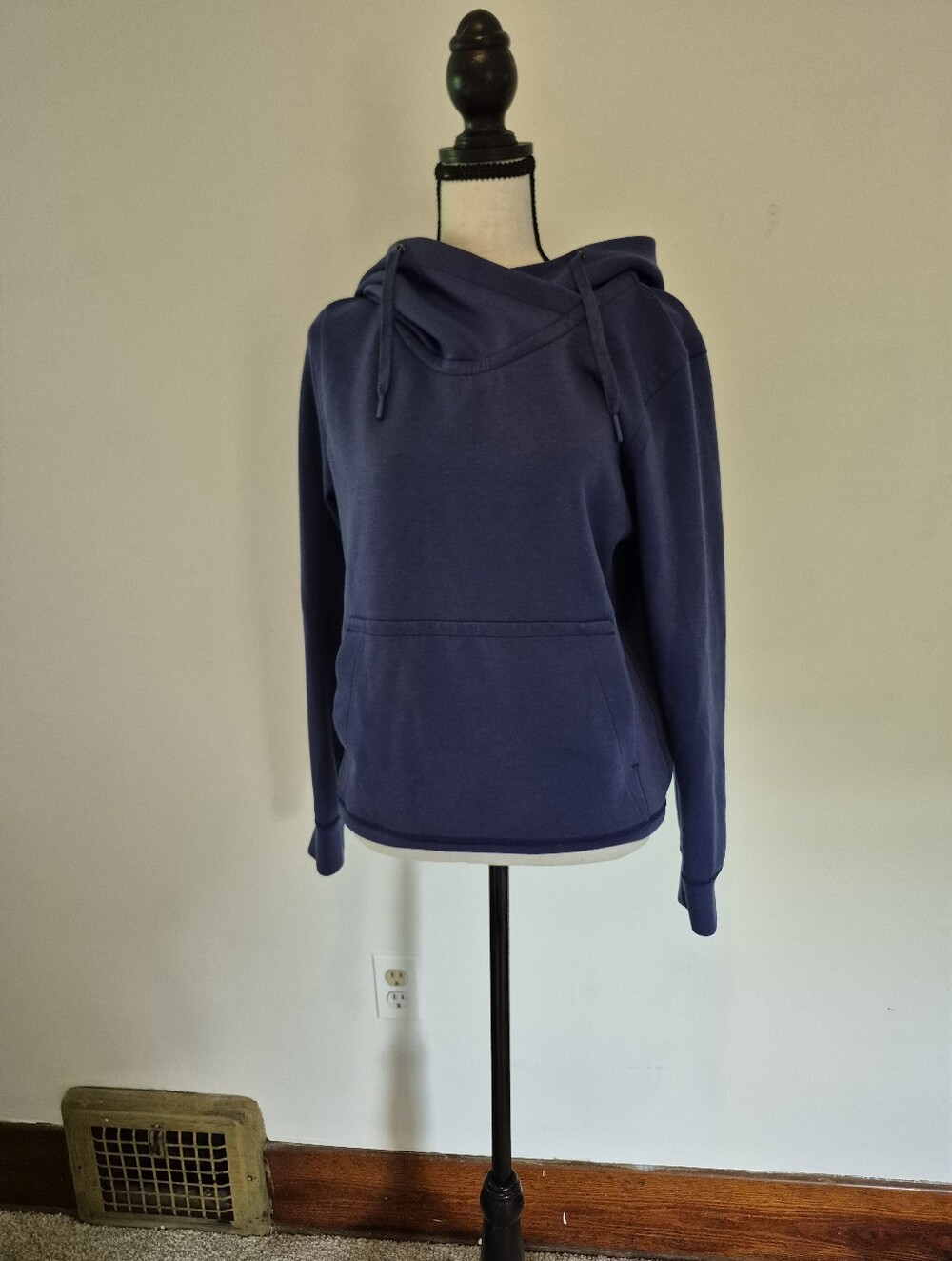 LuluLemon Women’s Navy Hoodie Pullover Sz Medium